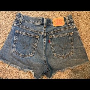 Levis Classic Fit cut off shorts